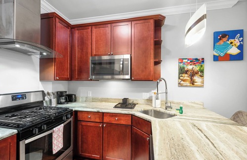 Olde Kensington Apartment | Deluxe Studio: Pool & Concierge