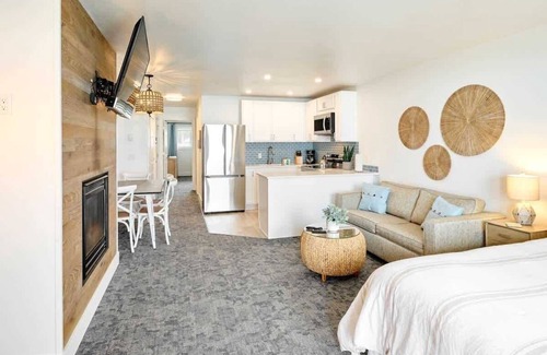 Logsden Condo | Deluxe Suite for 6, King Bed & Ocean Views, Pool and Hot Tub!