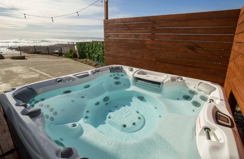 Shelter Cove House | Deluxe Suite | Full Kitchen | Jacuzzi | Rm 8