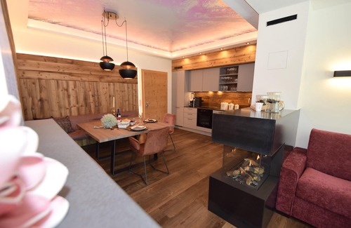 Emberg Apartment | Deluxe Suite Goldreh - SKI in/SKI out, Sauna-Jacuzzi - by "wachterhof"