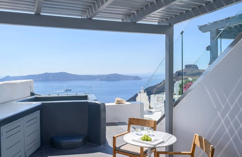 Firostefani House | Deluxe suite with Caldera View & Hot tub