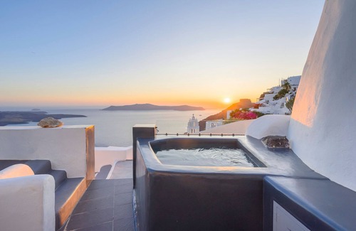 Firostefani House | Deluxe suite with Caldera View & Hot tub