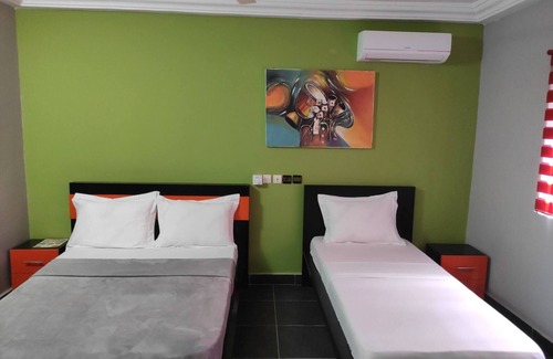 Lome House | Deluxe Twin Beds in Royal Blue Guest House and Bar Lome