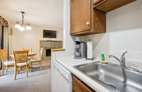 West Bridgewater Hotel | Deluxe Two Bedroom Suite on the 1st floor with outdoor heated pool 10102