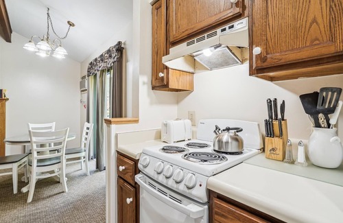West Bridgewater Hotel | Deluxe Two Bedroom Suite on the 1st floor with outdoor heated pool 10506