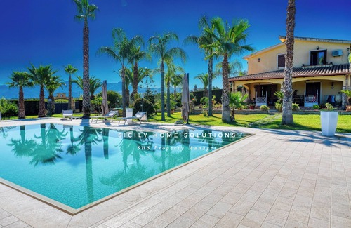 Partinico Villa | Deluxe Villa with Salata Pool Large Green Spaces By Sicily Home Solutions