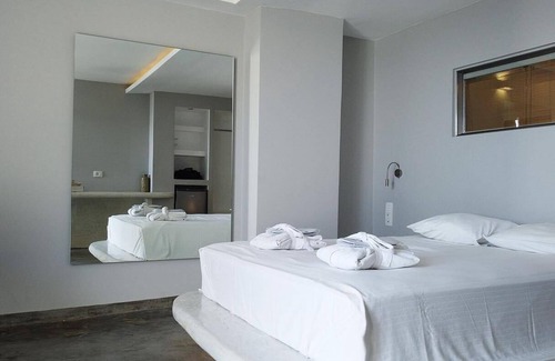 Perivolos Apartment | Demilmar Luxury Suites Black Beach Perissa Santorini