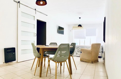 San Juan Apartment | Departamento amplio, muy bien ubicado, dos ambientes, separado cocina y baño, el barrio no es lindo pero las instalaciones perfectas y li