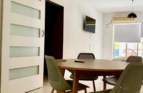 San Juan Apartment | Departamento amplio, muy bien ubicado, dos ambientes, separado cocina y baño, el barrio no es lindo pero las instalaciones perfectas y li