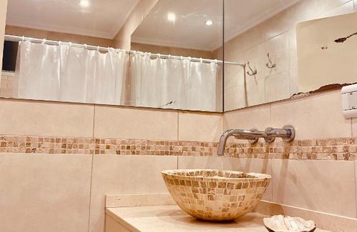 San Juan Apartment | Departamento amplio, muy bien ubicado, dos ambientes, separado cocina y baño, el barrio no es lindo pero las instalaciones perfectas y li