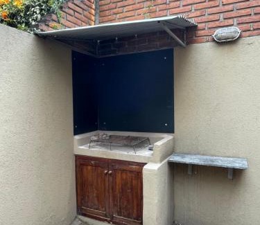 Cordoba Apartment | Departamento PB, patio y asador privados - NUEVO SERVICIO Estacionamiento 24hs INCLUIDO - Cerca de hotel Quinto Centenario, Nuevocentro shopping, Hospital Clinicas y Club Universitario Córdoba Sede central