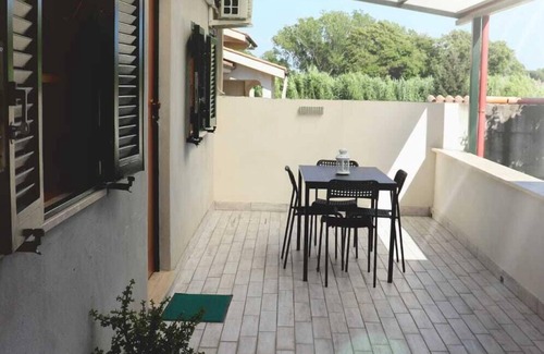 Nettuno Apartment | Dependance located 1.6 km from the American Cemetery and 2.5 km from the Borgo Antico