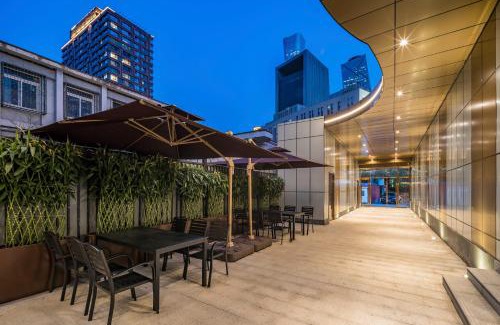 Guomao Hotel | Dequan Luxury Hotel CBD BranchCoffee, fruits, snacks, a gym and a laundry room are provided for free in the lobby