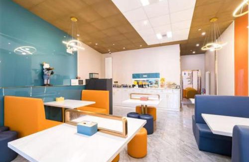 Guomao Hotel | Dequan Luxury Hotel CBD BranchCoffee, fruits, snacks, a gym and a laundry room are provided for free in the lobby