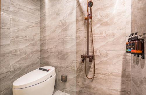 Guomao Hotel | Dequan Luxury Hotel CBD BranchCoffee, fruits, snacks, a gym and a laundry room are provided for free in the lobby