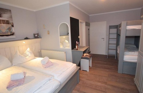 Ledenitzen House | Der Forellenhof - Dreibettzimmer, Dusche, WC