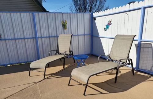 Laguna Park Bed & Breakfast | Derekville #1 - Private Unit - Gated Pool