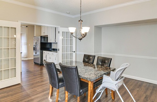Johnston House | Des Moines Suburb Stay w/Spacious Layout & Deck!