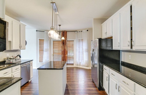 Johnston House | Des Moines Suburb Stay w/Spacious Layout & Deck!