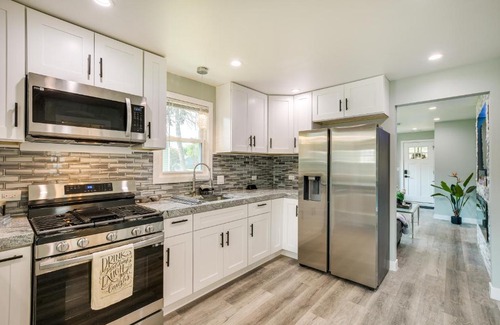 Oakton House | Des Plaines Vacation Rental with Spacious Backyard!