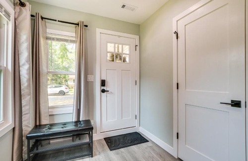 Oakton House | Des Plaines Vacation Rental with Spacious Backyard!