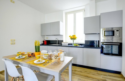 Desenzano del Garda City Centre Apartment | Desenzanoloft Palazzo Visconti-Collo Lungo Giallo