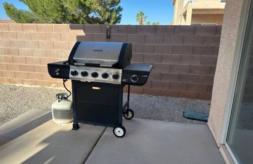 Las Vegas House | Desert beauty with amazing mountain views. Pet Friendly!