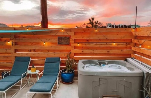 Joshua Tree House | Desert Escape, Sweeping Views, 2.5 Fenced Acres, Hot Tub · Golden Hour House