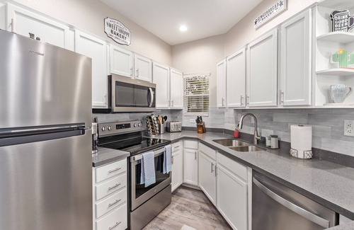 North Mountain Condo | Desert retreat, 3 pools, free parking, PAC MAN, Pickleball, Basketball, Internet