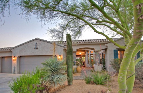 East Mesa House | Desert retreat in luxuriously fenced