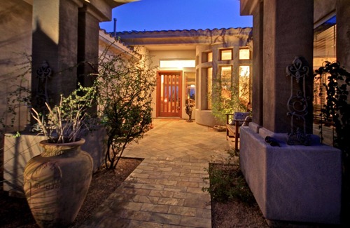 East Mesa House | Desert retreat in luxuriously fenced