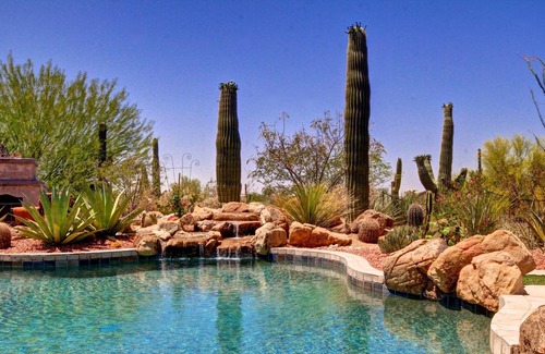East Mesa House | Desert retreat in luxuriously fenced