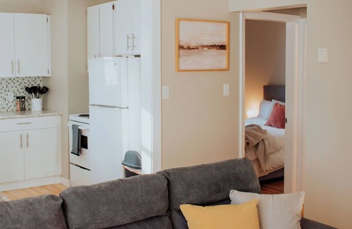 Okanagan-Similkameen Bed & Breakfast | Desert Shores: 104 (Dog Friendly) Minutes to Lake