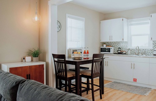 Okanagan-Similkameen Bed & Breakfast | Desert Shores: 104 (Dog Friendly) Minutes to Lake