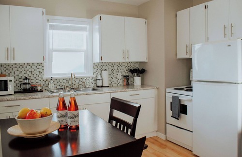 Okanagan-Similkameen Bed & Breakfast | Desert Shores: 104 (Dog Friendly) Minutes to Lake