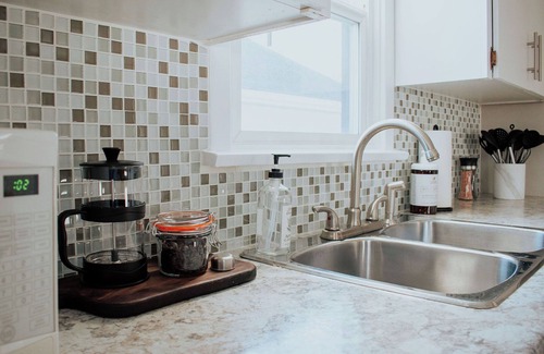 Okanagan-Similkameen Bed & Breakfast | Desert Shores: 104 (Dog Friendly) Minutes to Lake