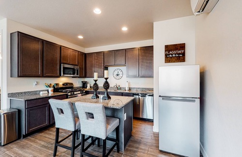 Flagstaff Apartment | Desert studio with mountain views, full kitchen, and modern decorations