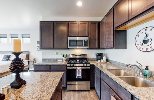 Flagstaff Apartment | Desert studio with mountain views, full kitchen, and modern decorations