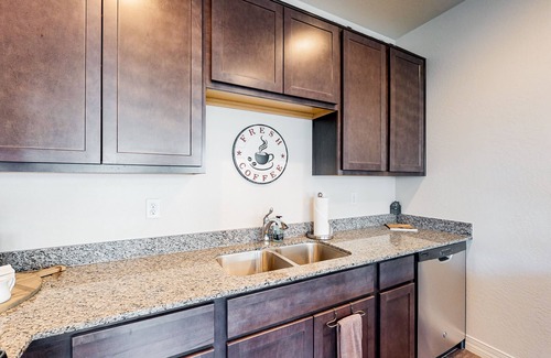 Flagstaff Apartment | Desert studio with mountain views, full kitchen, and modern decorations