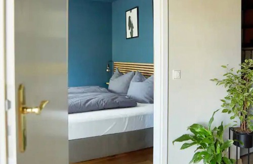 Friedrichstadt Apartment | Design Apartment 2R | Central | King Bed | Netflix