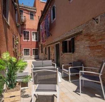 Cannaregio Apartment | Design Palace Apartment by Wonderful Italy