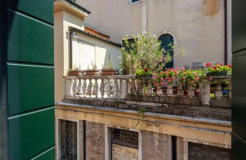 Cannaregio Apartment | Design Palace Apartment by Wonderful Italy
