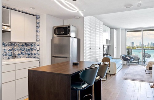 West Avenue Condo | Design Studio Miami Beach With stunning Bay View Balcony