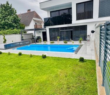 Leonding Villa | Design-Villa mit privatem Pool, Whirlpool & stimmungsvoller Beleuchtung