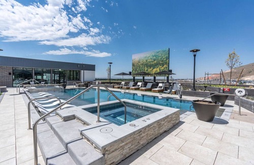 Downtown Salt Lake City Apartment | Designer 1BR with Pool and Htub