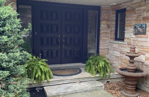 Stratford House | Designer 3-bedroom home near downtown in park like setting