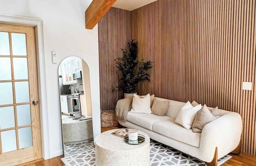 Fairfield Apartment | Designer 3BR Treehouse w/Soaking Tub & Skylights