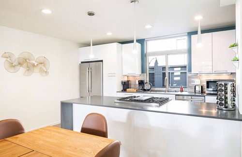 Mann House | Designer 4B3B w Theater & Rooftop close to CapHill