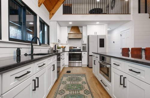 Seymour House | Designer A-Frame | Huge Loft, Chef’s Kitchen, Hot Tub & Fire Pit