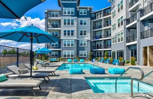Sparks Apartment | Designer Apt with Jacuzzi, Sky Lounge, Gym Access